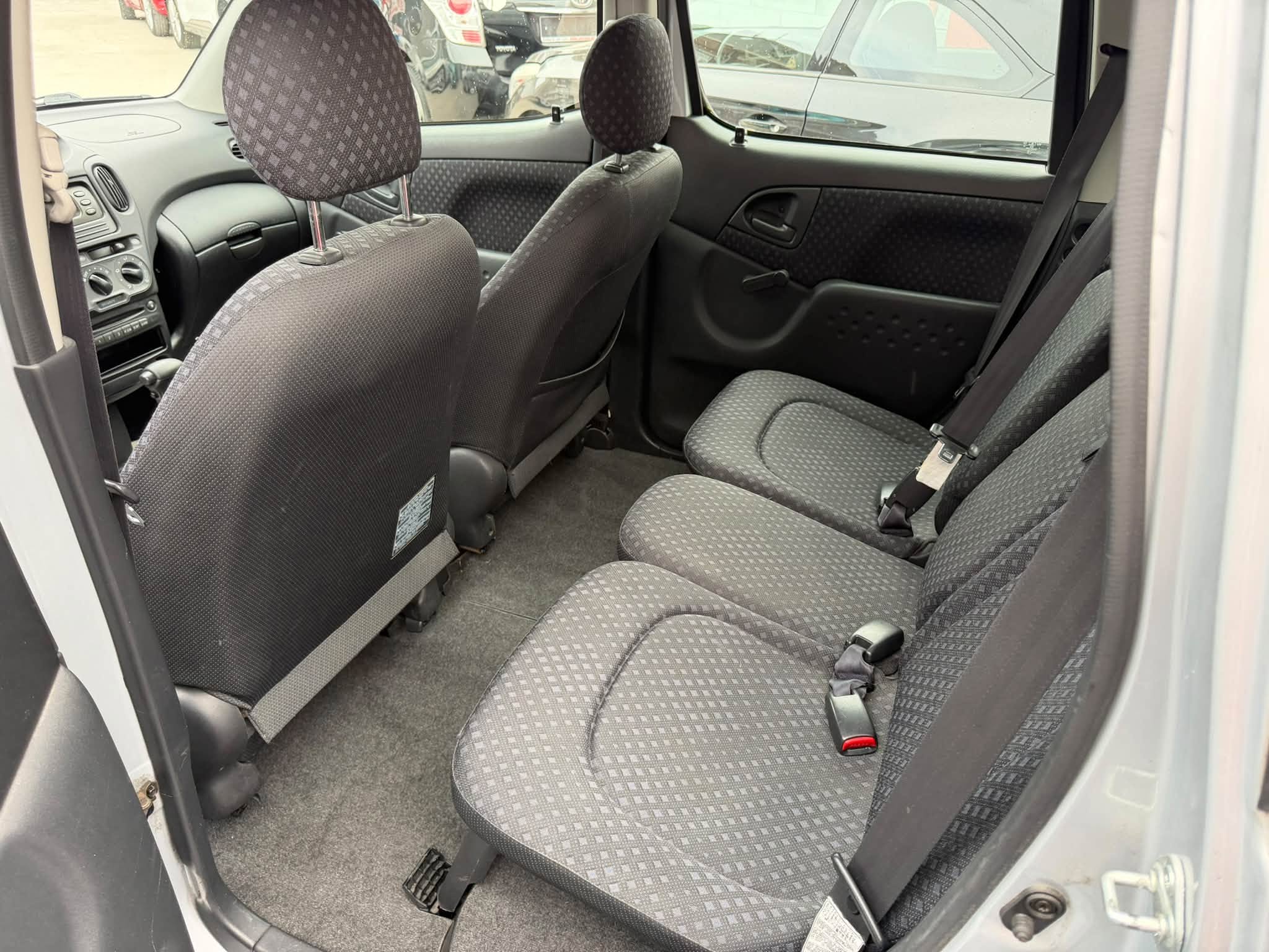 Toyota Yaris verso auto